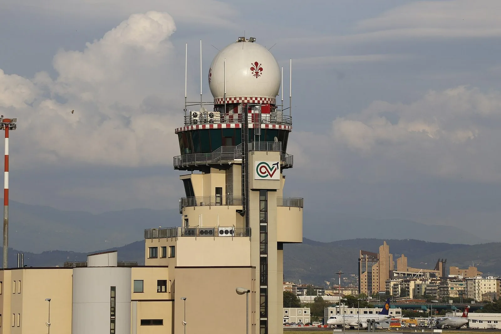 La torre di controllo dell'aeroporto di Firenze con la città sullo sfondo