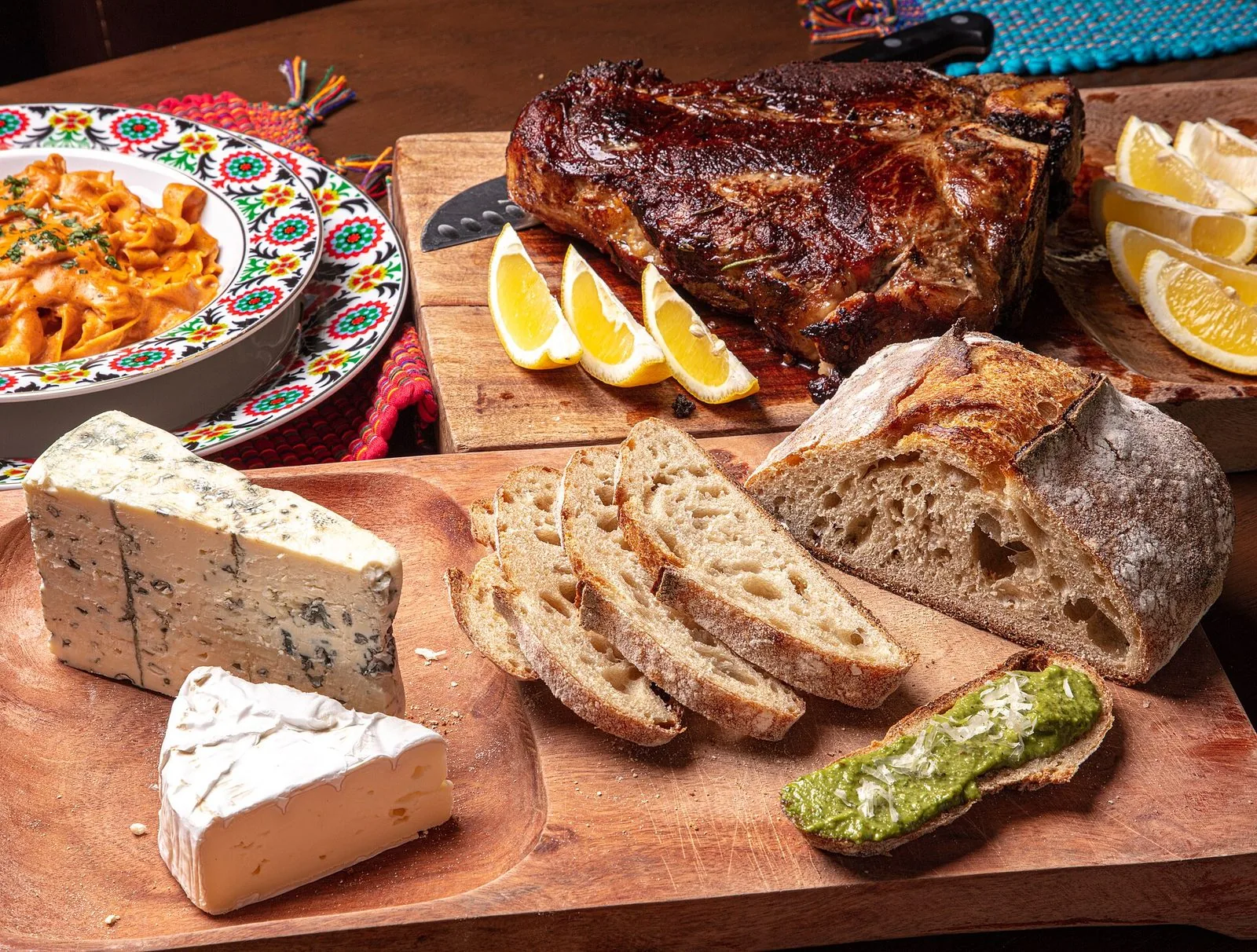 Tavola con bistecca alla fiorentina, pane toscano e formaggi