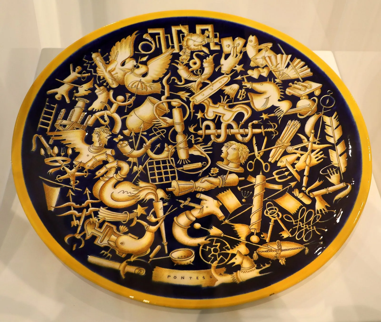 Piatto in maiolica disegnato da Gio Ponti per Richard-Ginori, museo di Doccia