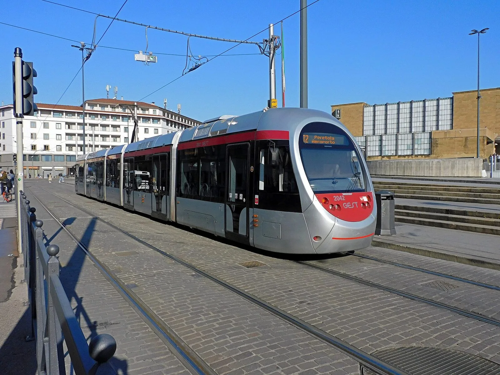 Un tram Sirio della rete tranviaria di Firenze in piazza della Stazione