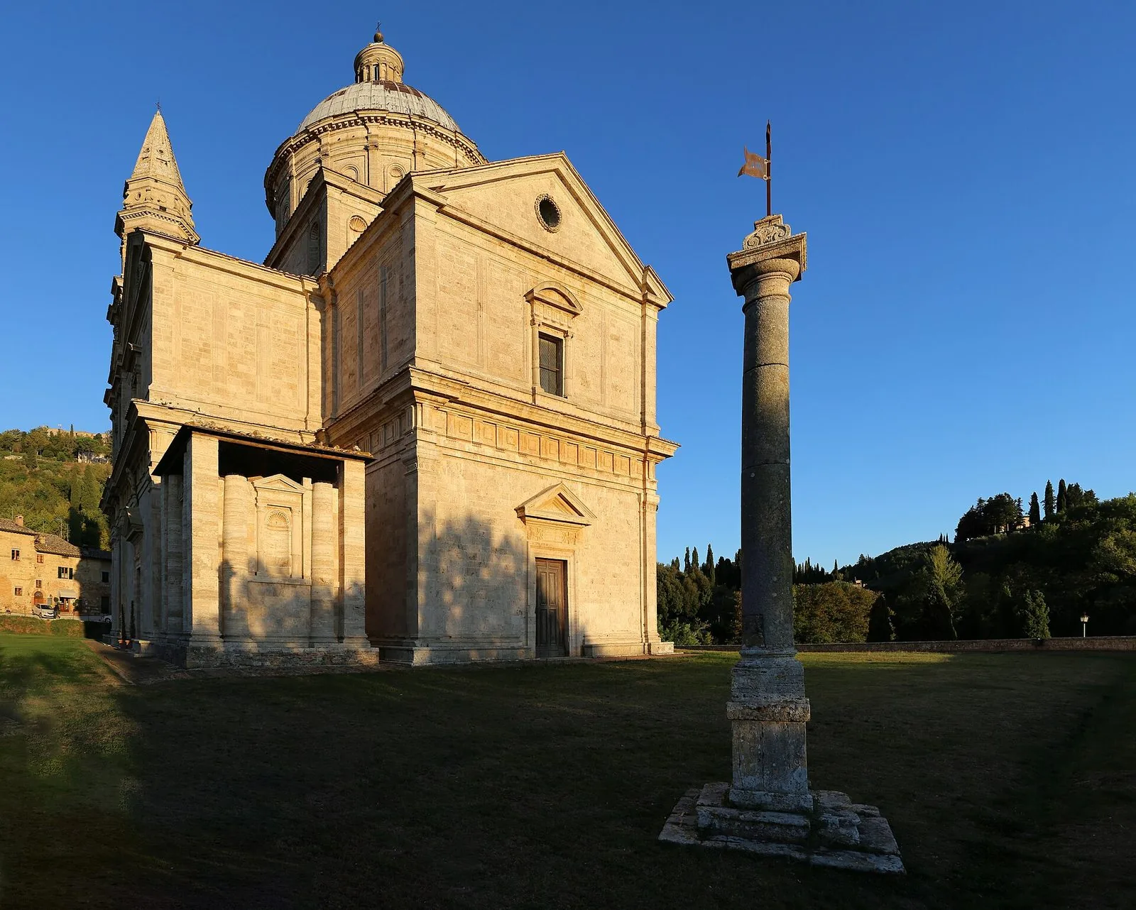Il tempio di San Biagio a Montepulciano, isolato nella campagna della Valdichiana