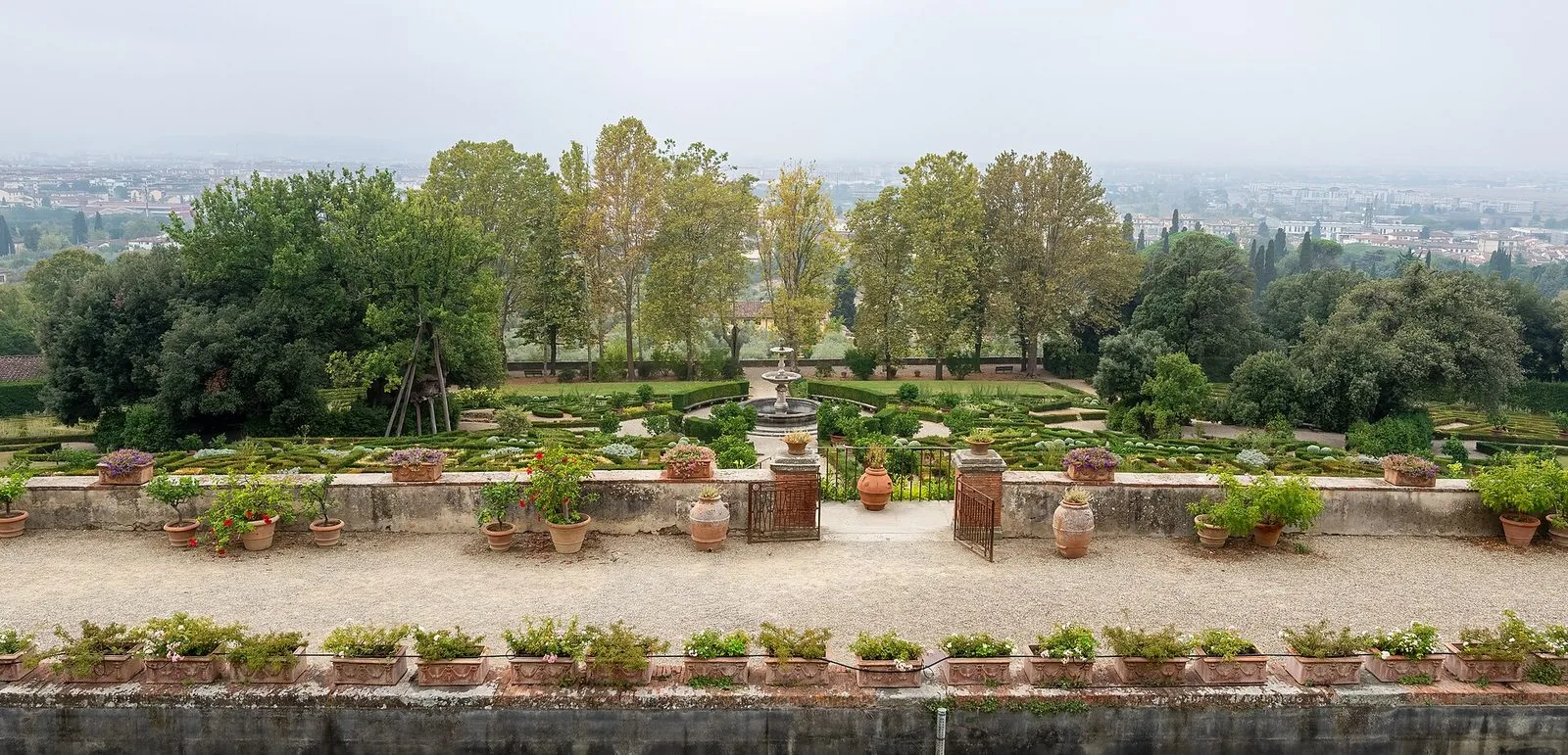 Il giardino terrazzato della villa medicea della Petraia con gli agrumi in vaso